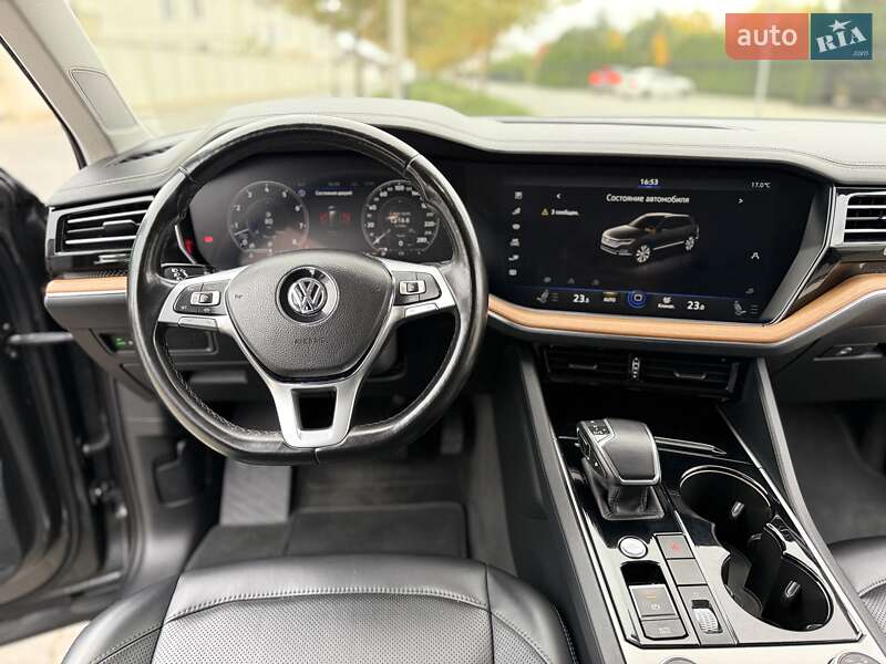 Позашляховик / Кросовер Volkswagen Touareg 2018 в Одесі