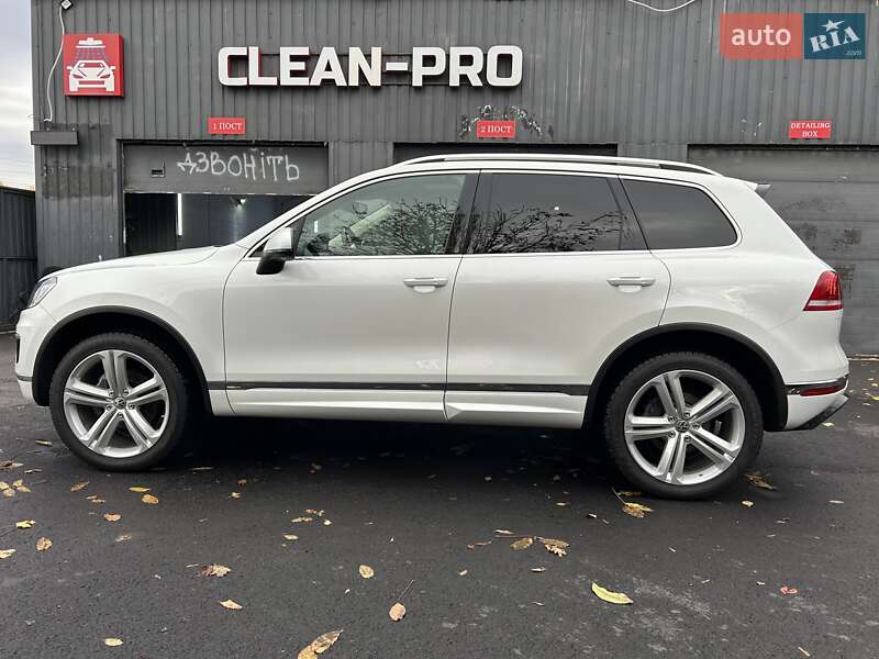 Позашляховик / Кросовер Volkswagen Touareg 2015 в Києві