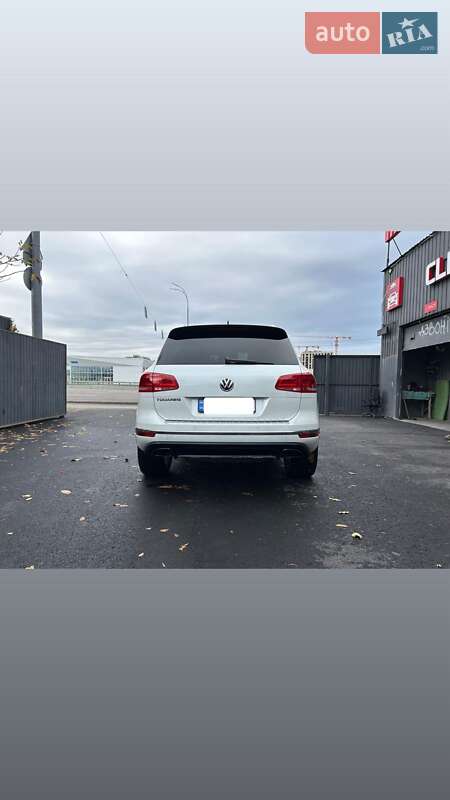 Позашляховик / Кросовер Volkswagen Touareg 2015 в Києві