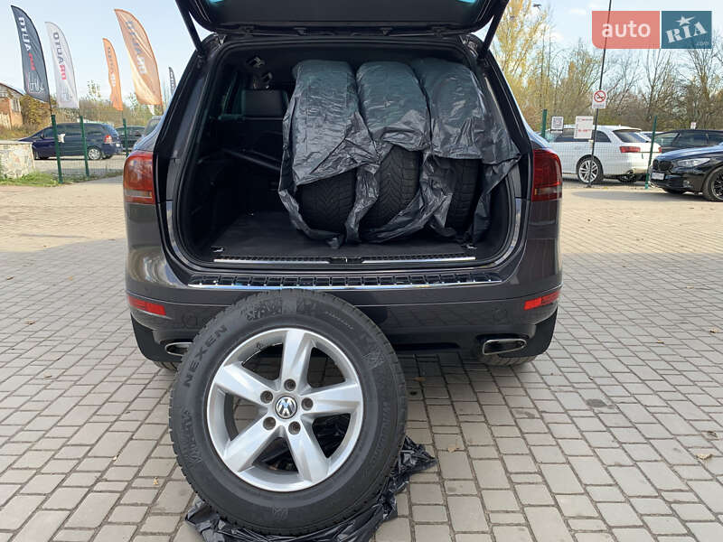 Внедорожник / Кроссовер Volkswagen Touareg 2011 в Бердичеве