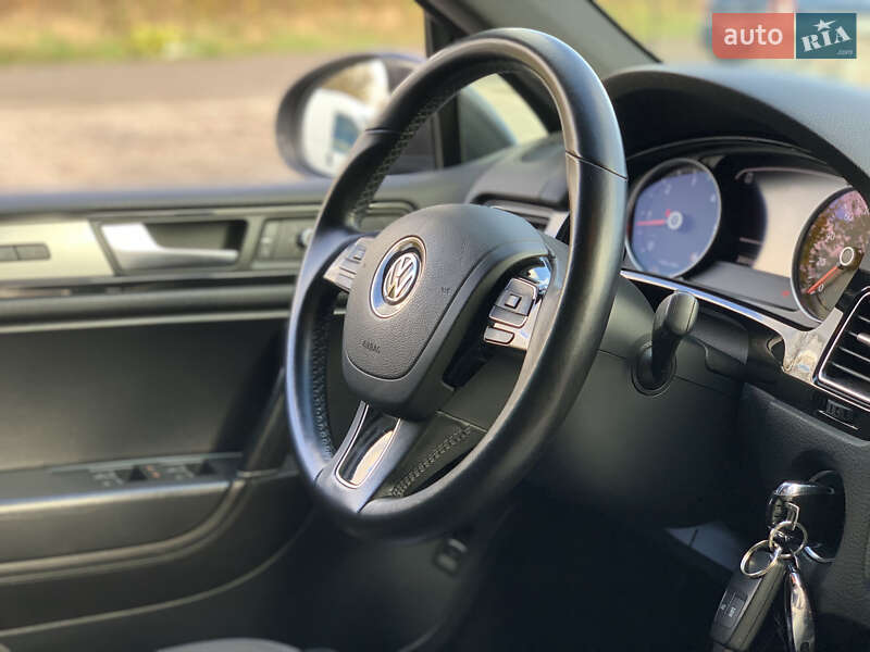 Внедорожник / Кроссовер Volkswagen Touareg 2011 в Бердичеве