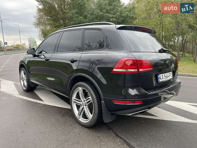 Внедорожник / Кроссовер Volkswagen Touareg 2013 в Киеве