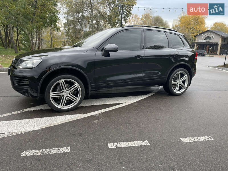 Внедорожник / Кроссовер Volkswagen Touareg 2013 в Киеве