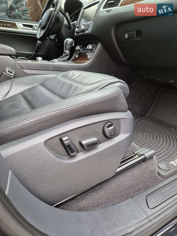 Внедорожник / Кроссовер Volkswagen Touareg 2014 в Каменец-Подольском