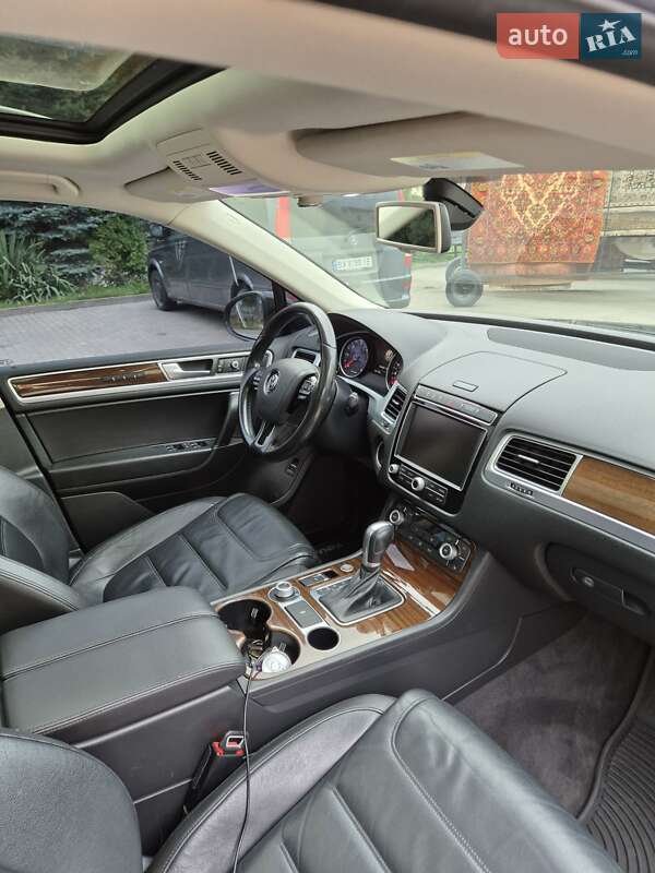 Внедорожник / Кроссовер Volkswagen Touareg 2014 в Каменец-Подольском