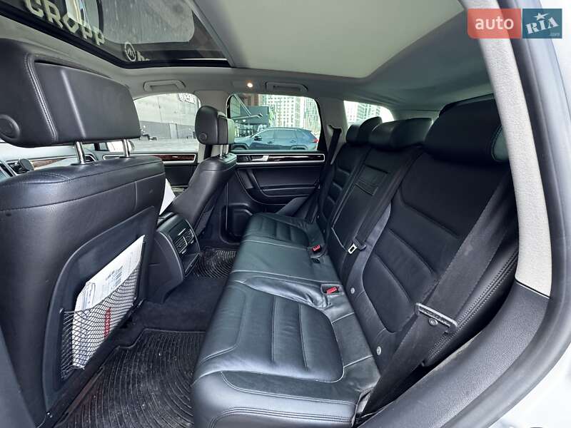 Позашляховик / Кросовер Volkswagen Touareg 2013 в Києві