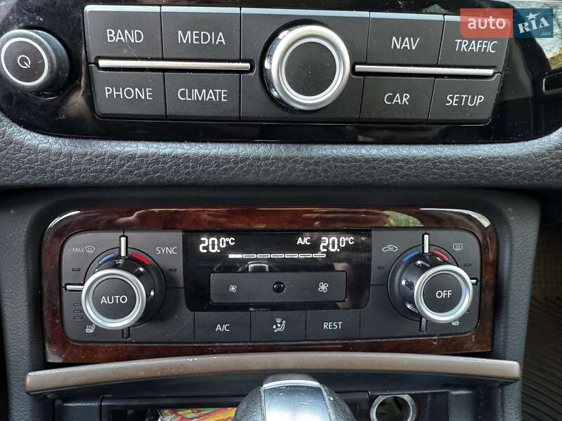 Позашляховик / Кросовер Volkswagen Touareg 2013 в Києві