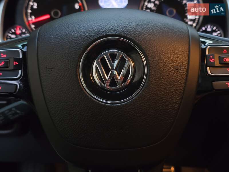 Позашляховик / Кросовер Volkswagen Touareg 2011 в Хмельницькому