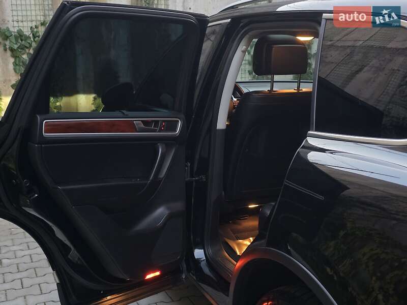 Позашляховик / Кросовер Volkswagen Touareg 2011 в Хмельницькому