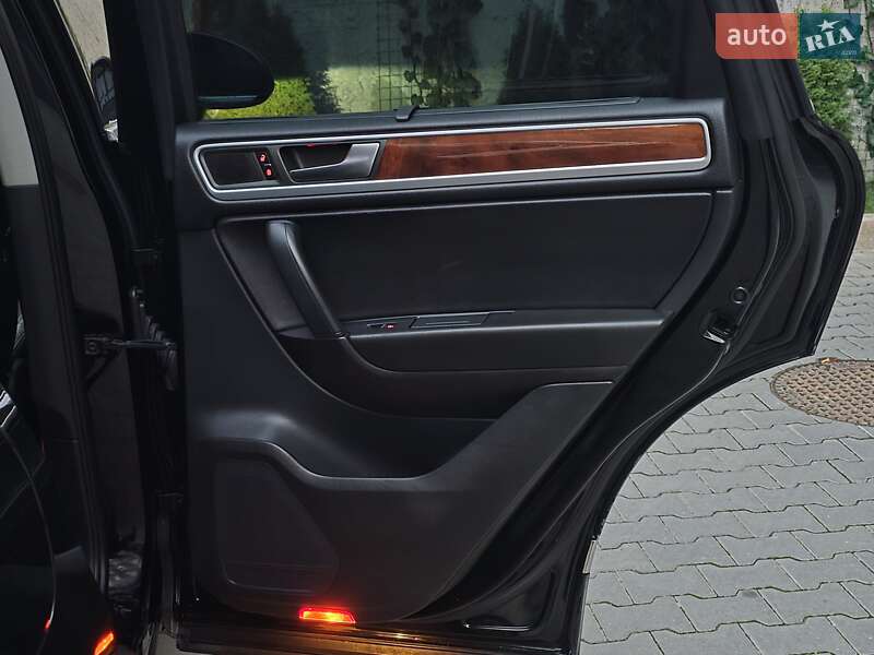 Позашляховик / Кросовер Volkswagen Touareg 2011 в Хмельницькому