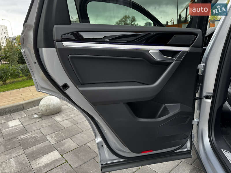 Позашляховик / Кросовер Volkswagen Touareg 2020 в Києві фото 17 Позашляховик / Кросовер Volkswagen Touareg 2020 в Києві