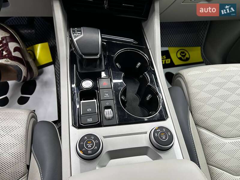 Позашляховик / Кросовер Volkswagen Touareg 2020 в Чернівцях