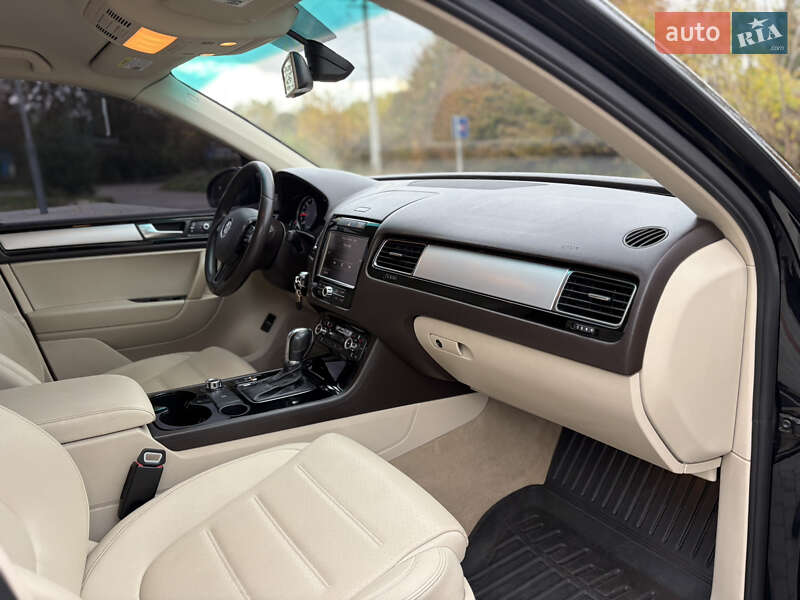 Внедорожник / Кроссовер Volkswagen Touareg 2010 в Староконстантинове