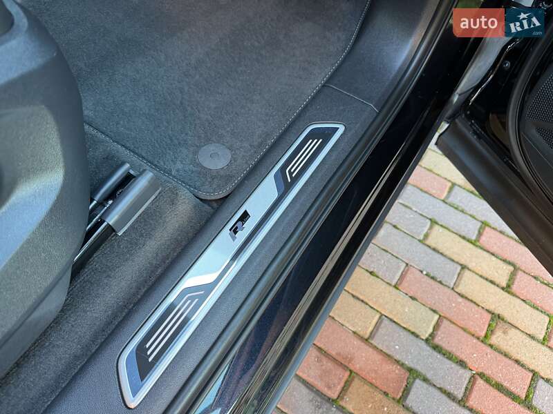 Позашляховик / Кросовер Volkswagen Touareg 2021 в Києві