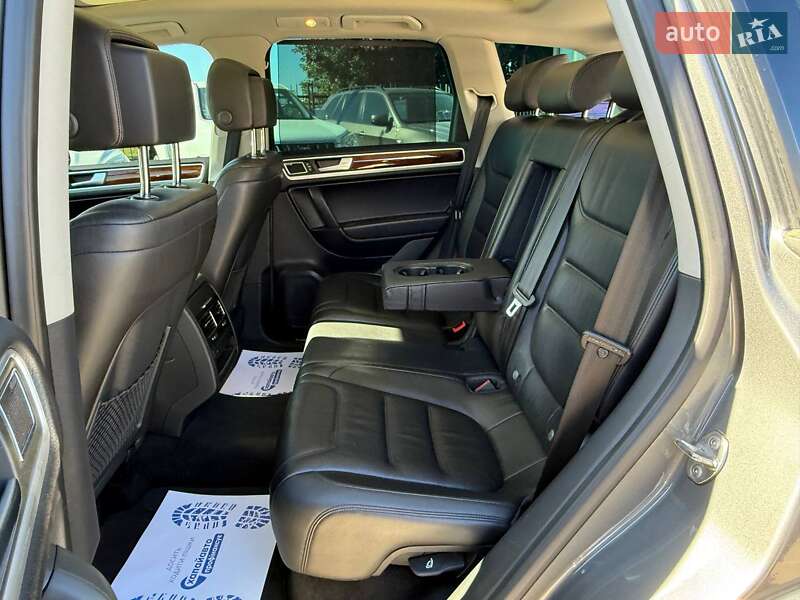 Внедорожник / Кроссовер Volkswagen Touareg 2013 в Киеве