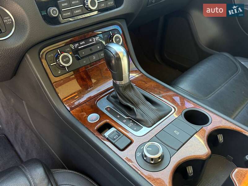 Внедорожник / Кроссовер Volkswagen Touareg 2013 в Киеве