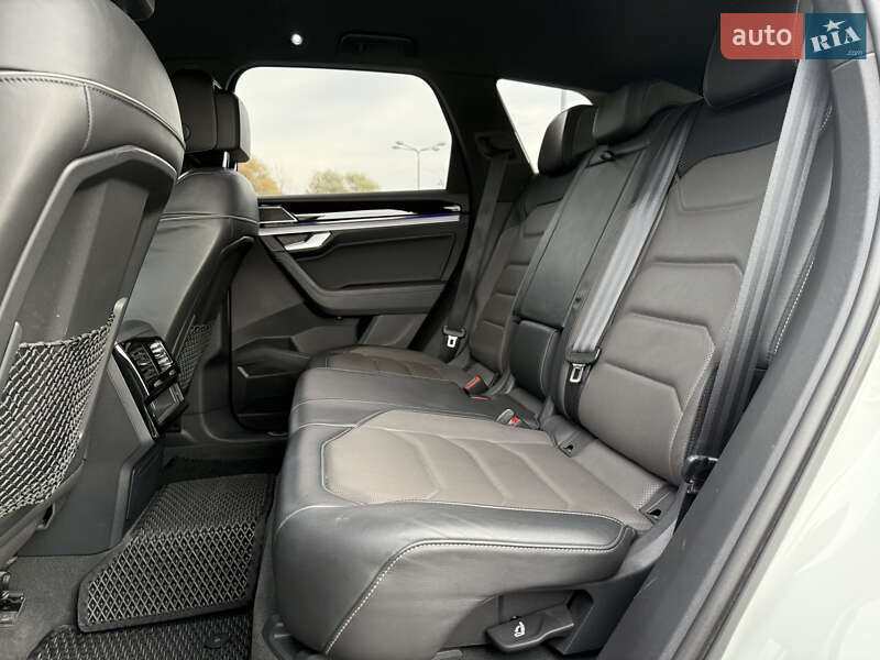 Позашляховик / Кросовер Volkswagen Touareg 2019 в Дніпрі