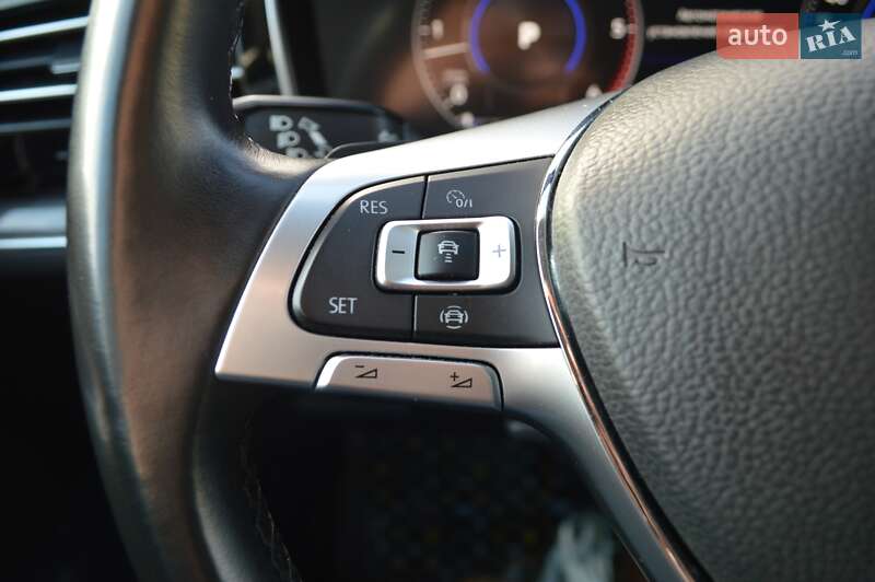 Внедорожник / Кроссовер Volkswagen Touareg 2018 в Одессе