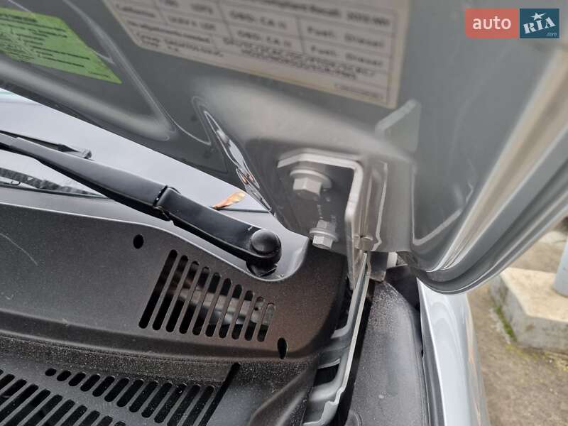 Внедорожник / Кроссовер Volkswagen Touareg 2013 в Ровно