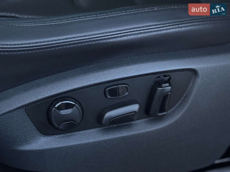 Внедорожник / Кроссовер Volkswagen Touareg 2015 в Дрогобыче