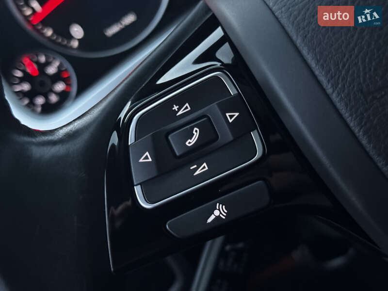 Внедорожник / Кроссовер Volkswagen Touareg 2015 в Дрогобыче