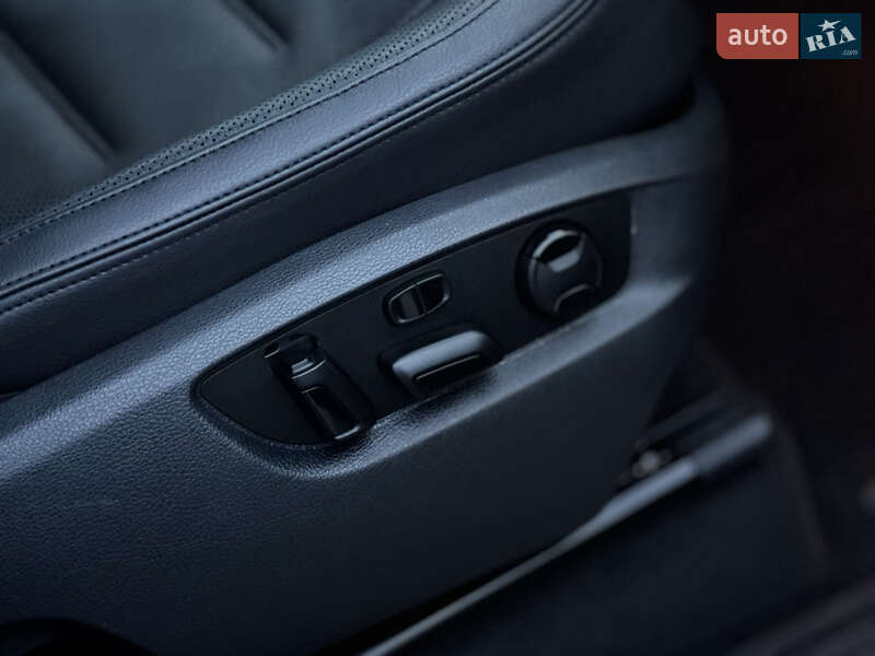 Внедорожник / Кроссовер Volkswagen Touareg 2015 в Дрогобыче