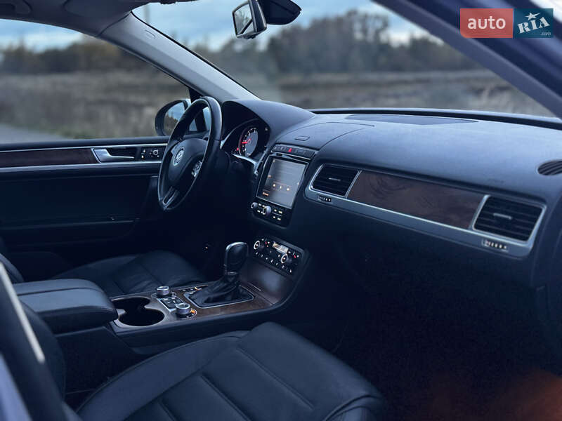 Внедорожник / Кроссовер Volkswagen Touareg 2015 в Дрогобыче