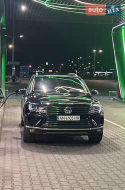 Позашляховик / Кросовер Volkswagen Touareg 2015 в Житомирі