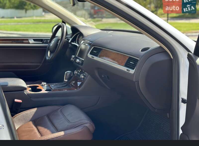 Позашляховик / Кросовер Volkswagen Touareg 2012 в Чернігові