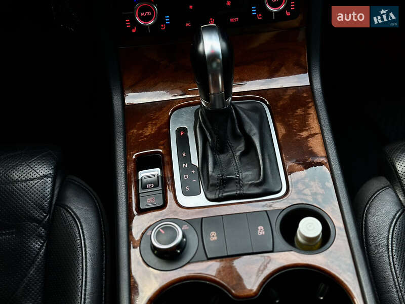 Внедорожник / Кроссовер Volkswagen Touareg 2010 в Хмельницком