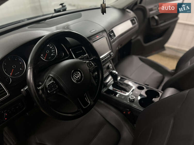 Внедорожник / Кроссовер Volkswagen Touareg 2012 в Черкассах