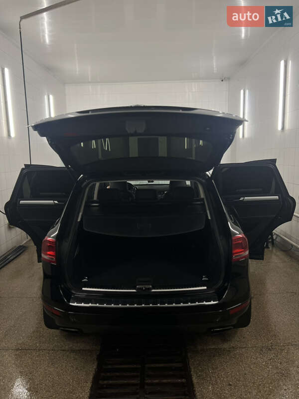Внедорожник / Кроссовер Volkswagen Touareg 2012 в Черкассах