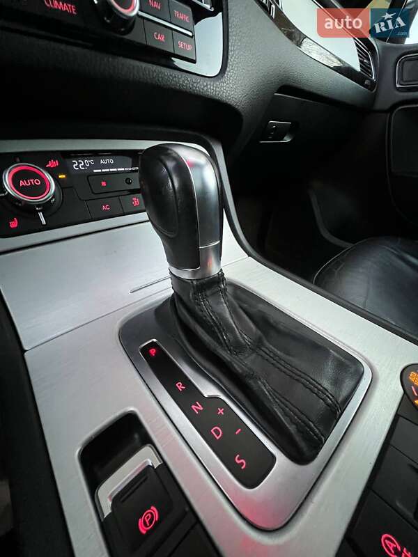 Внедорожник / Кроссовер Volkswagen Touareg 2010 в Хмельницком