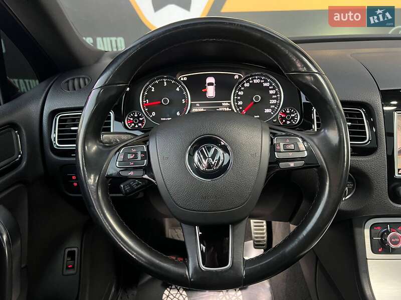 Внедорожник / Кроссовер Volkswagen Touareg 2010 в Хмельницком