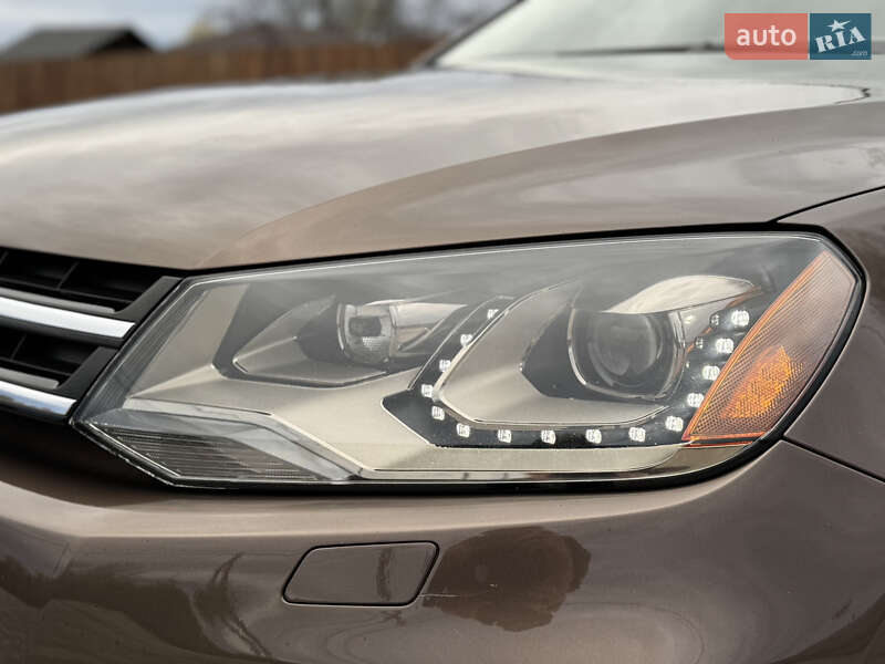 Внедорожник / Кроссовер Volkswagen Touareg 2011 в Киеве