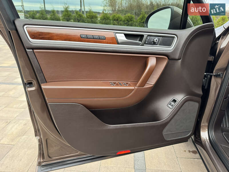 Внедорожник / Кроссовер Volkswagen Touareg 2011 в Киеве