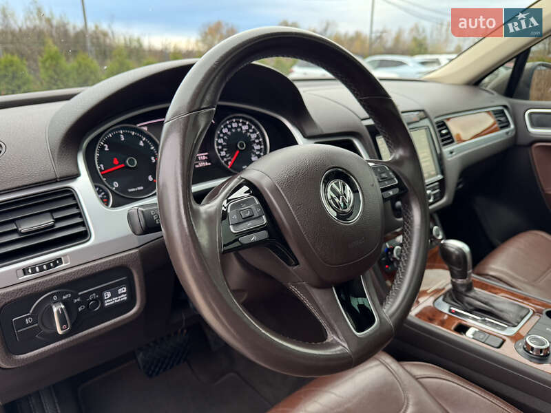 Внедорожник / Кроссовер Volkswagen Touareg 2011 в Киеве