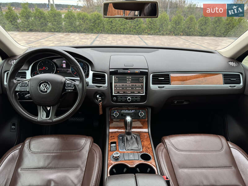 Внедорожник / Кроссовер Volkswagen Touareg 2011 в Киеве