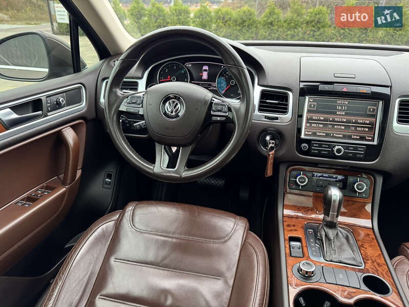Внедорожник / Кроссовер Volkswagen Touareg 2011 в Киеве