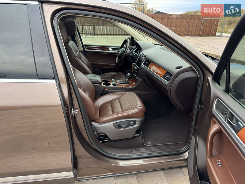 Внедорожник / Кроссовер Volkswagen Touareg 2011 в Киеве