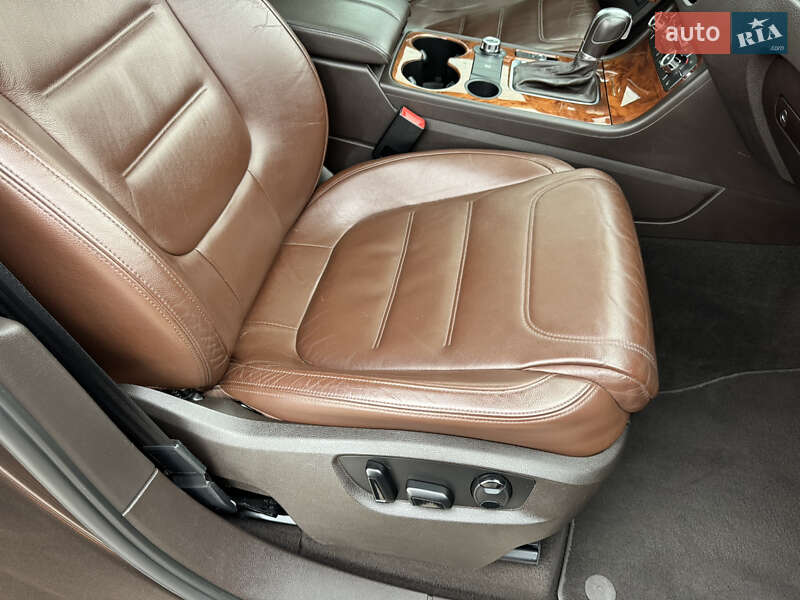 Внедорожник / Кроссовер Volkswagen Touareg 2011 в Киеве