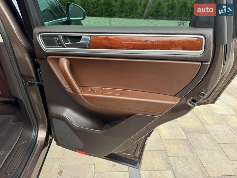 Внедорожник / Кроссовер Volkswagen Touareg 2011 в Киеве