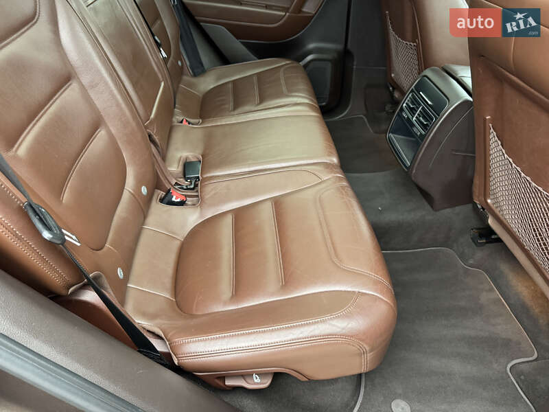 Внедорожник / Кроссовер Volkswagen Touareg 2011 в Киеве