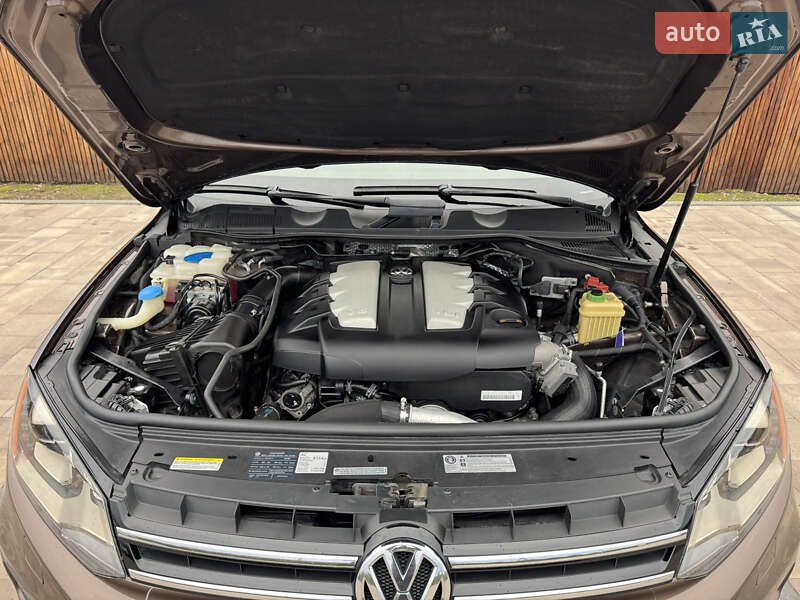 Внедорожник / Кроссовер Volkswagen Touareg 2011 в Киеве