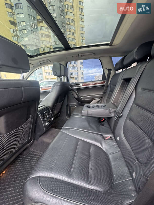 Внедорожник / Кроссовер Volkswagen Touareg 2010 в Киеве