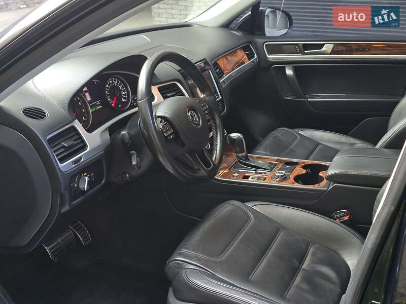 Внедорожник / Кроссовер Volkswagen Touareg 2011 в Хмельницком