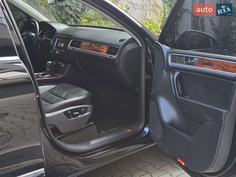 Внедорожник / Кроссовер Volkswagen Touareg 2011 в Хмельницком