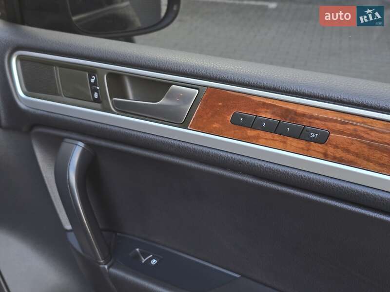 Внедорожник / Кроссовер Volkswagen Touareg 2011 в Хмельницком