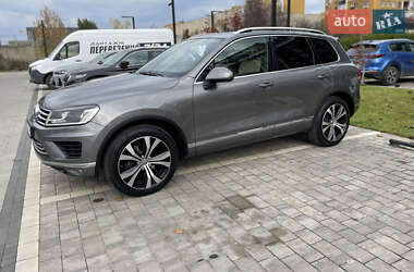 Внедорожник / Кроссовер Volkswagen Touareg 2015 в Ужгороде