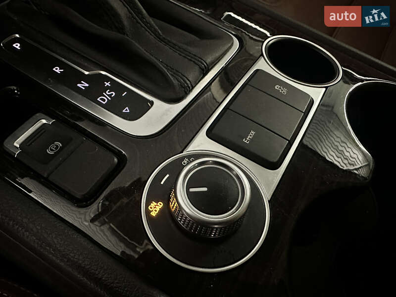 Позашляховик / Кросовер Volkswagen Touareg 2015 в Вінниці